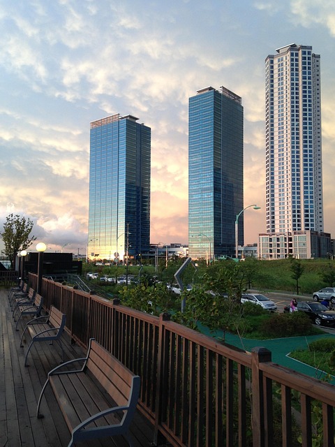 panele słoneczne na tle zielonego krajobrazu i błękitnego nieba