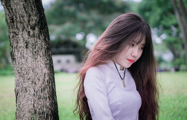 wykres trendów ekonomicznych na ekranie monitora