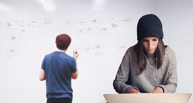 startup zespół omawiający strategię przy białej tablicy